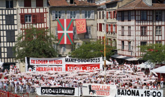 Pays basque : forte mobilisation contre l'expansion des locations de type Airbnb