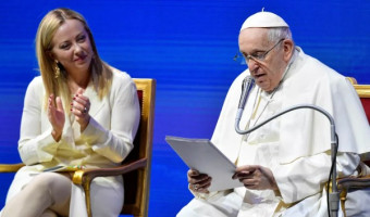 Démographie : Georgia Meloni et le Pape François la mano nella mano ou presque