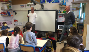 Un dauphin dans les écoles